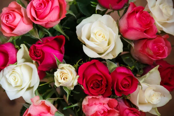 Florero con flores de pie cerca de la ventana — Foto de Stock