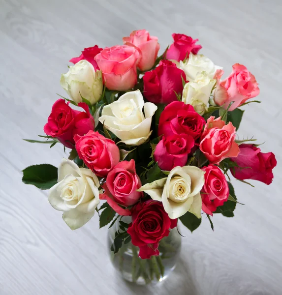 Pencerenin duran çiçekli vazo