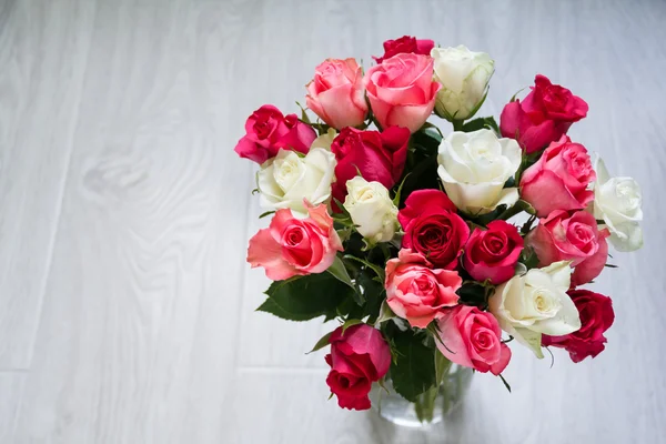 Pencerenin duran çiçekli vazo