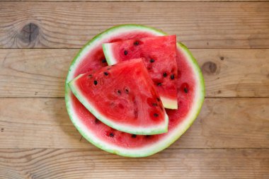 Sulu büyük kırmızı karpuz tahta bir masanın üzerinde yatan