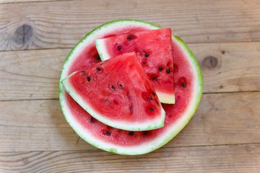 Sulu büyük kırmızı karpuz tahta bir masanın üzerinde yatan