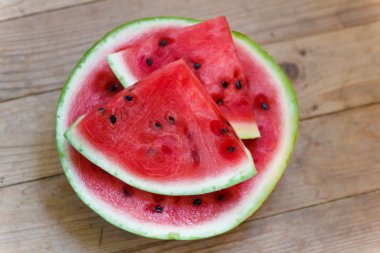 Sulu büyük kırmızı karpuz tahta bir masanın üzerinde yatan