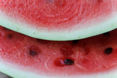 Sulu büyük kırmızı karpuz tahta bir masanın üzerinde yatan