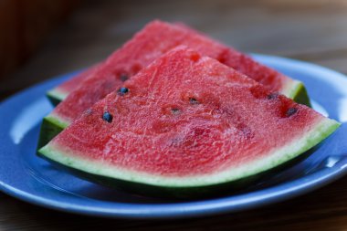 Sulu büyük kırmızı karpuz bir tahta üzerinde yalan