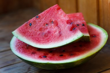 Sulu büyük kırmızı karpuz tahta bir masanın üzerinde yatan