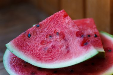 Sulu büyük kırmızı karpuz bir tahta üzerinde yalan