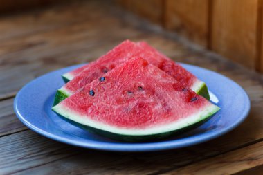 Sulu büyük kırmızı karpuz tahta bir masanın üzerinde yatan