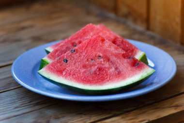 Sulu büyük kırmızı karpuz tahta bir masanın üzerinde yatan