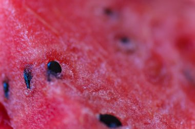 Sulu büyük kırmızı karpuz tahta bir masanın üzerinde yatan