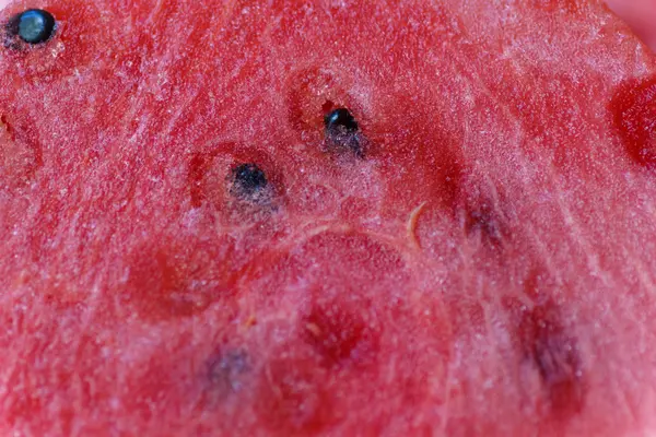 Šťavnaté velký červený meloun ležící na dřevěný stůl — Stock fotografie