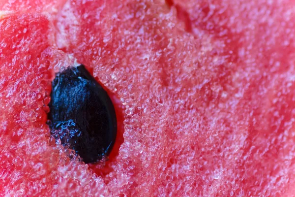 Suculento grande melancia vermelha deitada em uma mesa de madeira — Fotografia de Stock