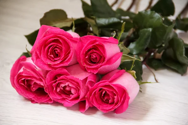 Ramo festivo de rosas carmesí sobre un fondo claro — Foto de Stock