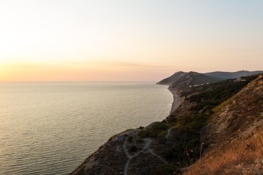 Güzel gün batımı deniz, uçurumlar ve dağlar tarafından. Güney resort.