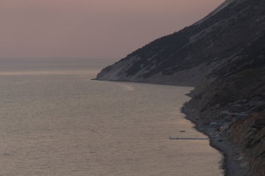 Güzel gün batımı deniz, uçurumlar ve dağlar tarafından. Güney resort.