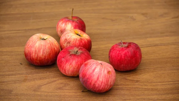 Autunno. Le mele rosse cadono a terra . — Foto Stock