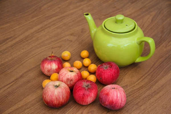 Chá verde na mesa com maçãs — Fotografia de Stock