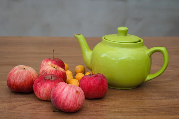 Chá verde na mesa com maçãs — Fotografia de Stock