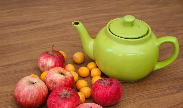 Chá verde na mesa com maçãs — Fotografia de Stock