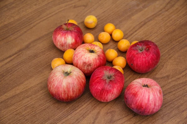 Autunno. Le mele rosse cadono a terra . — Foto Stock