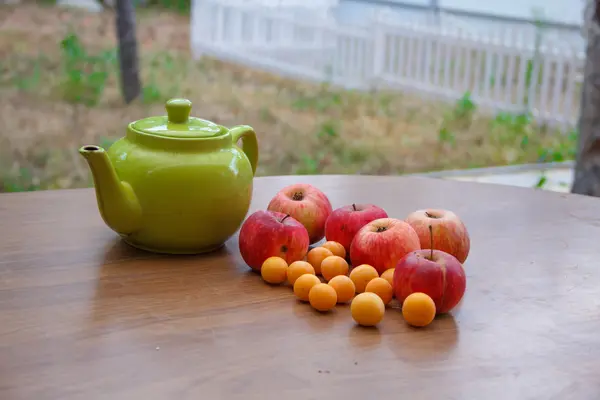 Chá verde na mesa com maçãs — Fotografia de Stock