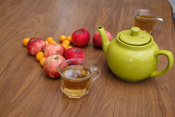 Green tea on the table with apples — Stock Photo, Image