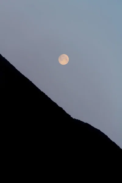 Månen skinner over fjellet. Natt – stockfoto