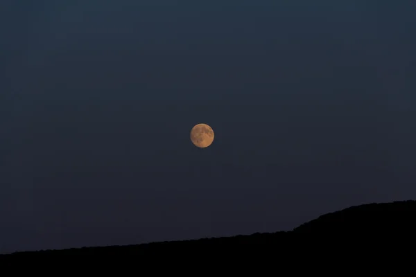 La grande lune brille sur la montagne. Nuit — Photo