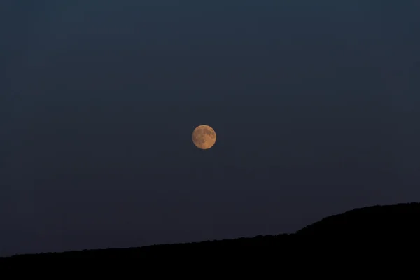 La grande luna splende sulla montagna. Notte. — Foto Stock