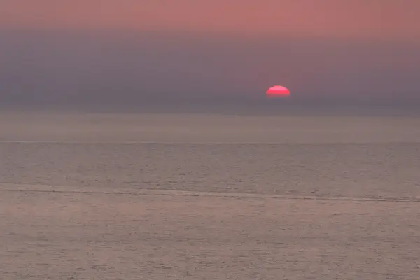 Coucher de soleil rose, fond droit, océan ou mer — Photo