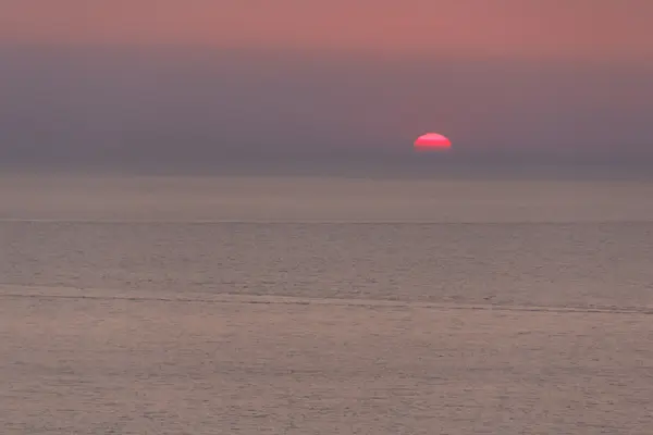 Pôr-do-sol rosa, fundo direito, oceano ou mar — Fotografia de Stock