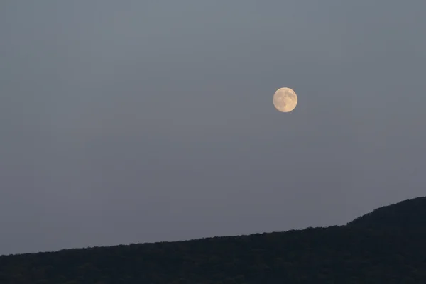 La grande luna splende sulla montagna. Notte. — Foto Stock