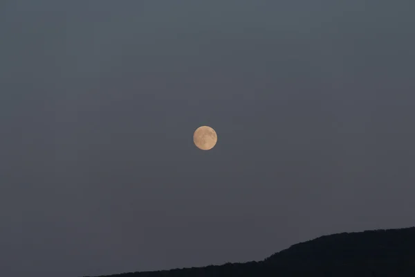 큰 달 산 위에 빛난다. 밤 — 스톡 사진