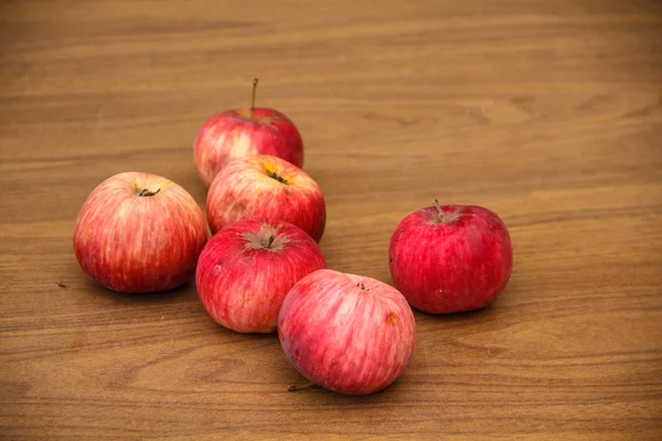Autunno. Le mele rosse cadono a terra . — Foto Stock