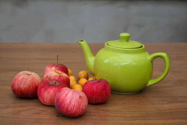 Chá verde na mesa com maçãs — Fotografia de Stock