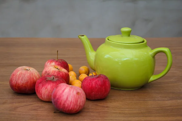 Chá verde na mesa com maçãs — Fotografia de Stock