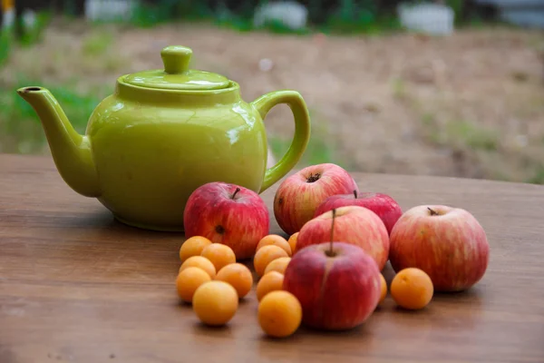 Chá verde na mesa com maçãs — Fotografia de Stock