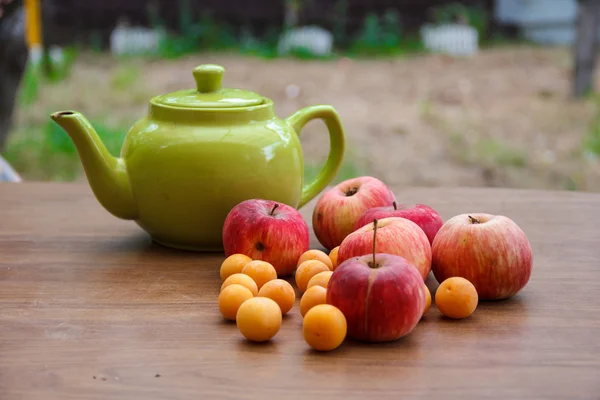 Chá verde na mesa com maçãs — Fotografia de Stock