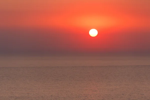 Pôr-do-sol dourado no mar, romance de verão. South Resort . — Fotografia de Stock