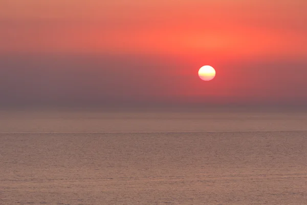 Pôr-do-sol dourado no mar, romance de verão. South Resort . — Fotografia de Stock