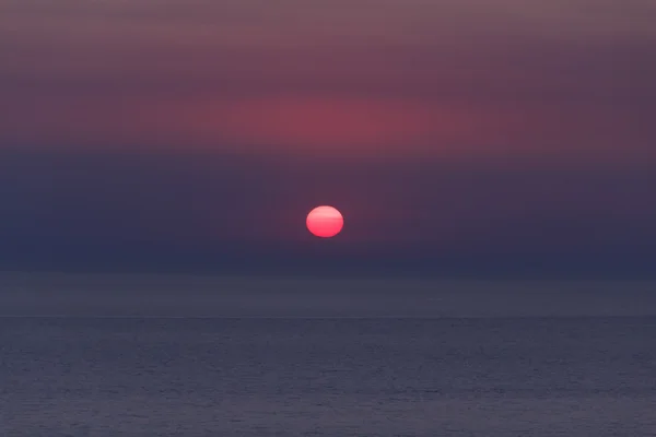 Pôr-do-sol dourado no mar, romance de verão. South Resort . — Fotografia de Stock