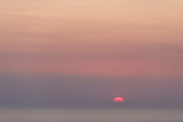 Pôr-do-sol rosa, fundo direito, oceano ou mar — Fotografia de Stock