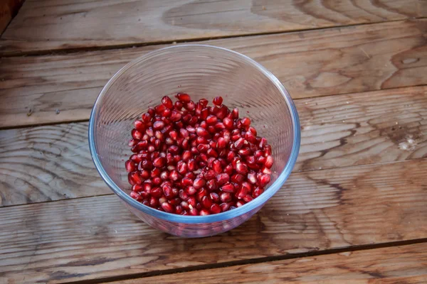 Nar taneleri, bir cam kapta sulu meyve.