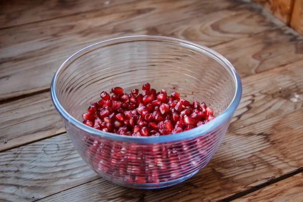 Sementes de romã, fruta suculenta em um recipiente de vidro . — Fotografia de Stock