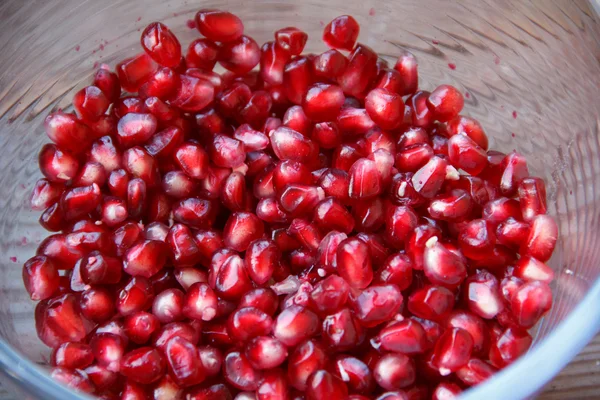 Nar taneleri, bir cam kapta sulu meyve.