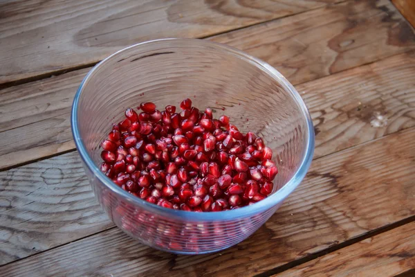 Nar taneleri, bir cam kapta sulu meyve.