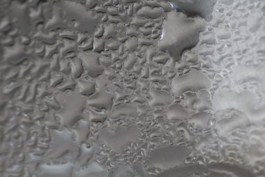 Yağmur damlaları penceresinde. Üzgün resim.