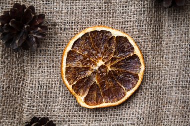 Bir kart, kumaş, portakal ve Noel için arka plan.