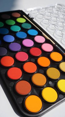 Beyaz arkaplanda çok renkli göz falı paleti