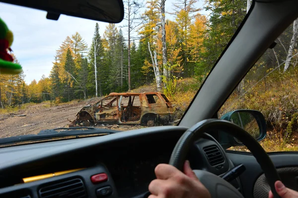森林里一辆没有玻璃和轮子的旧车 — 图库照片