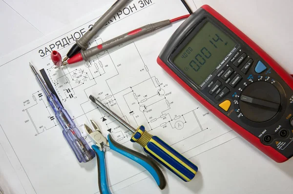 Asztali Elektrotechnika Készülékekkel Szerszámokkal — Stock Fotó